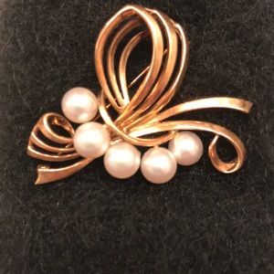 Beautiful Mikimoto 14k yellow gold pearl pin.